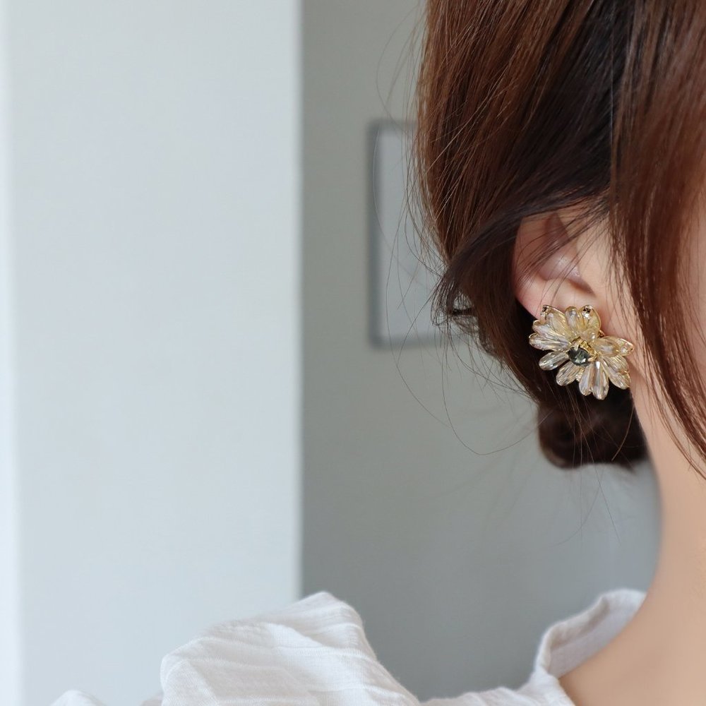 NEW 14K Gold Plated Diamond Flower Earrings d - Picture 2 of 7